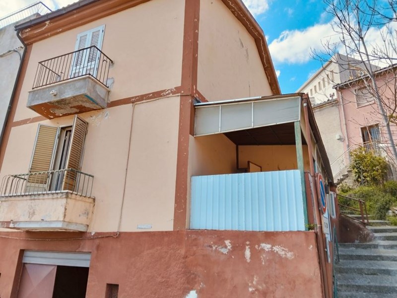 Casa Semi Indipendente in Vendita a Pescosansonesco, 20'000&euro;, 98 m²