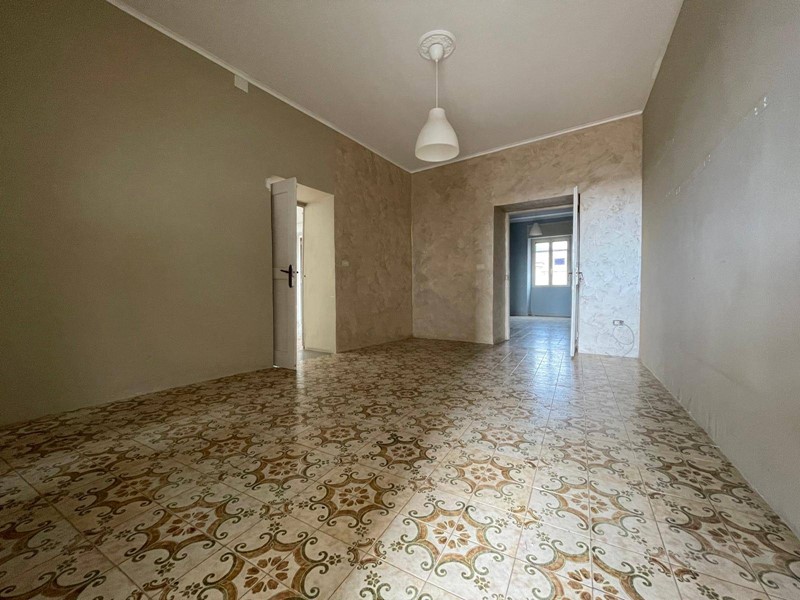 Trilocale in Vendita a Caserta, 75'000€, 105 m²