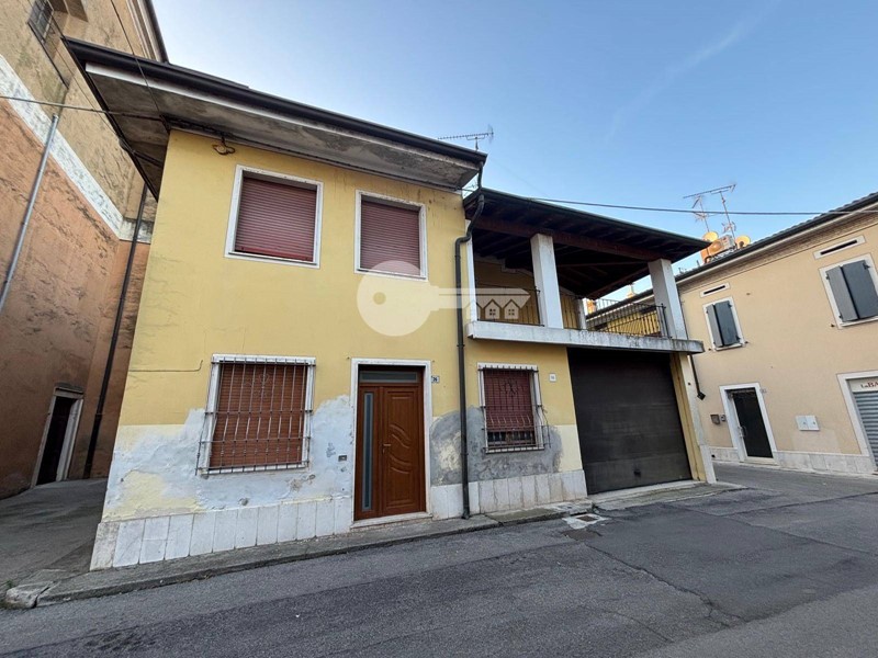 Casa Indipendente in Vendita a Isorella, 150'000&euro;, 220 m²
