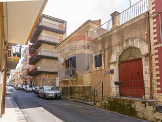 Appartamento in Vendita a Carlentini, 450'000€, 360 m²