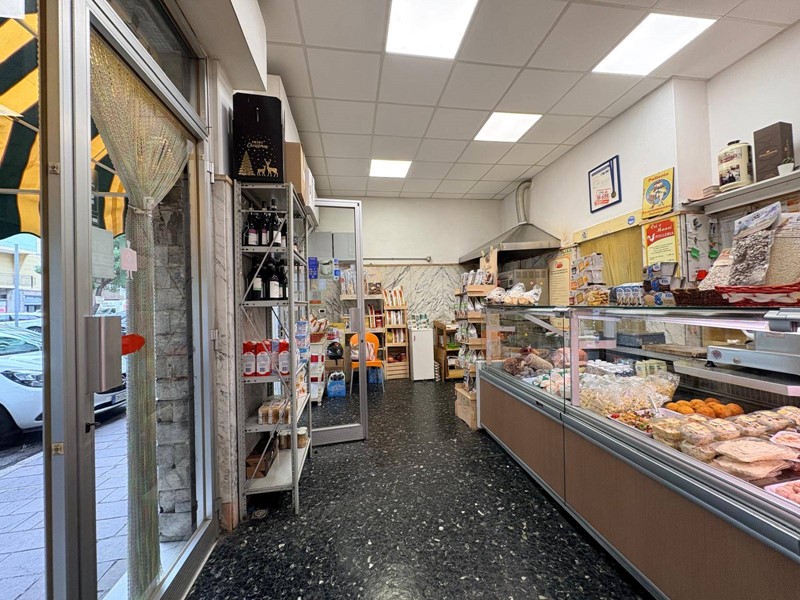 Attività commerciale in Vendita a Savona, 60'000€, 50 m²