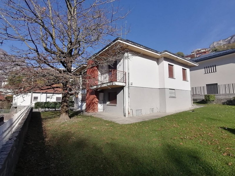 Villa in Vendita a Lecco, 660'000€, 376 m²
