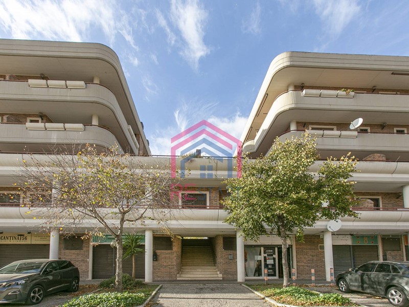 Immobile commerciale in Affitto a Pomezia, 1'300€, 134 m²