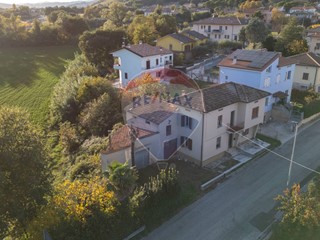 Casa Indipendente in Vendita a San Lorenzo in Campo, 79'000&euro;, 277 m²