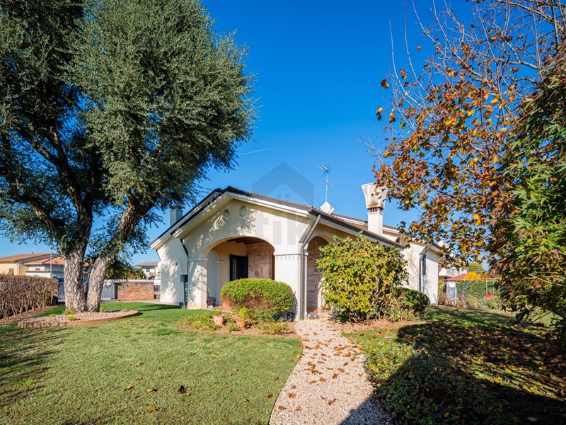 Villa in Vendita a Paese, 359'000€, 265 m²