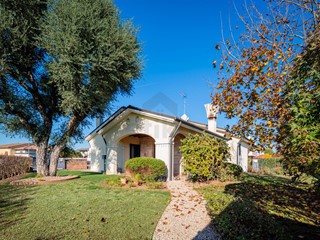 Villa in Vendita a Paese, 359'000€, 265 m²