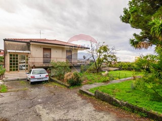 Villa in Vendita a Mascalucia, 265'000&euro;, 317 m²