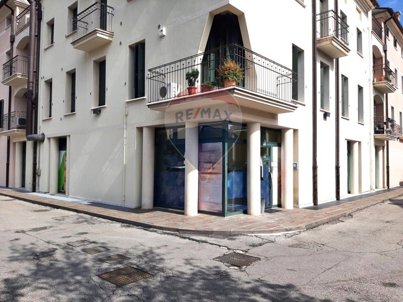 Immobile commerciale in Vendita a Cornuda, 120'000€, 81 m²