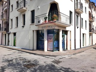 Immobile commerciale in Vendita a Cornuda, 120'000€, 81 m²