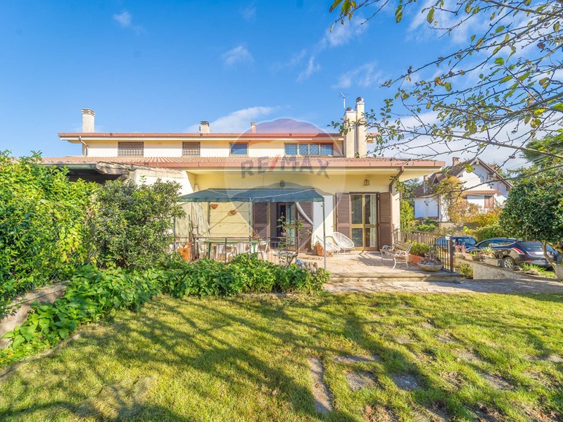 Casa Semi Indipendente in Vendita a Rocca Priora, 329'000€, 360 m²