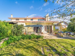 Casa Semi Indipendente in Vendita a Rocca Priora, 329'000€, 360 m²