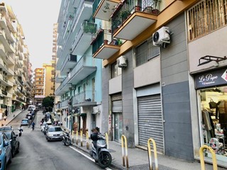 Negozio in Affitto a Napoli, 1'300&euro;, 90 m²