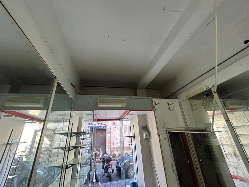 Negozio in Affitto a Napoli, 750&euro;, 18 m²