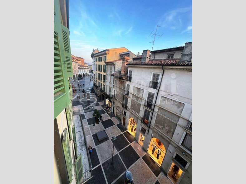 Bilocale in Affitto a Brescia, 1'100€, 60 m², arredato