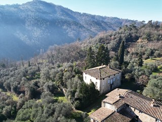 Villa in Vendita a Lucca, zona Nord, 550'000&euro;, 450 m²