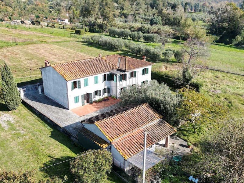 Casale in Vendita a Capannori, 470'000&euro;, 400 m²
