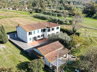 Casale in Vendita a Capannori, 470'000&euro;, 400 m²