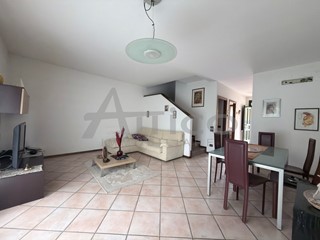 Casa Semi Indipendente in Vendita a Rovigo, zona Tassina, 210'000€, 165 m², con Box