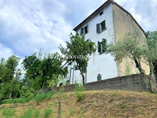 Casa Indipendente in Vendita a Vernio, 135'000€, 220 m², con Box