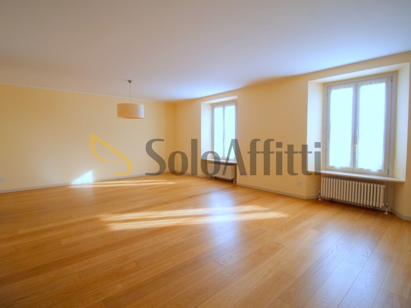 Appartamento in Affitto a Lecco, 2'000€, 217 m², con Box