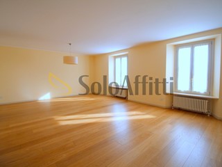 Appartamento in Affitto a Lecco, 2'000€, 217 m², con Box
