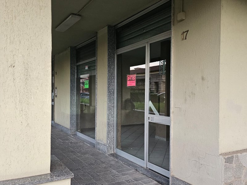 Negozio in Affitto a Carmagnola, zona Via Lionne 17, 550€, 50 m²