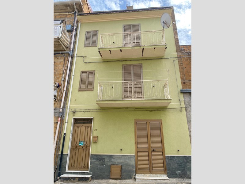 Casa Indipendente in Vendita a Barrafranca, zona Via Pasubio 23 , 18'000€, 100 m², arredato