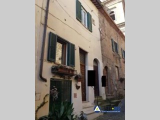 Trilocale in Vendita a Capranica, 36'000&euro;, 94 m²