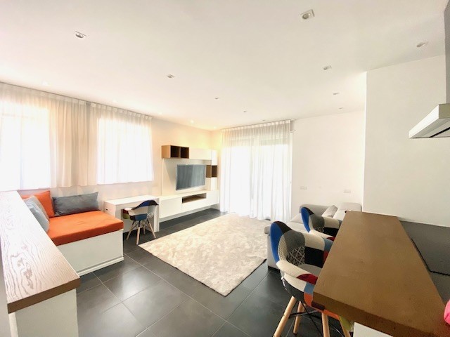 Quadrilocale in Affitto a Parabiago, 1'500€, 150 m²