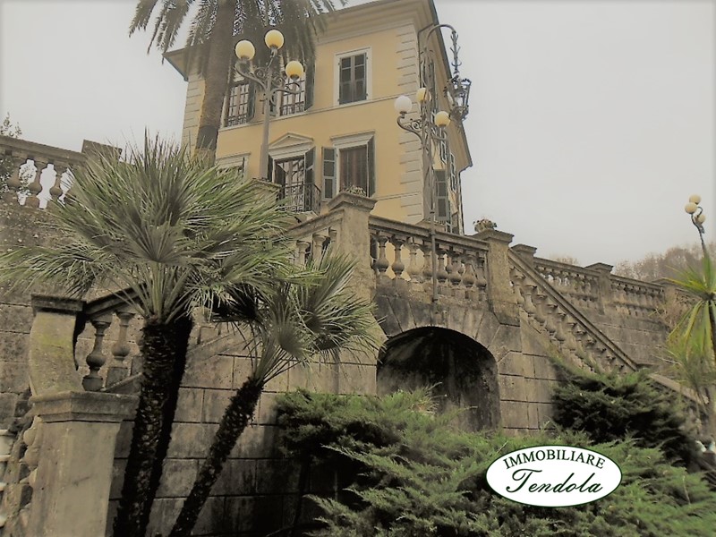 Villa in Vendita a Carrara, 990'000€, 400 m²