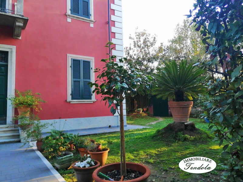Villa in Vendita a Carrara, 790'000€, 550 m²