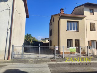 Casa Semi Indipendente in Vendita a Capriva del Friuli, 159'000€, 140 m², con Box