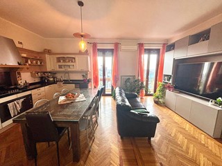 Appartamento in Vendita a Alessandria, 205'000&euro;, 176 m²