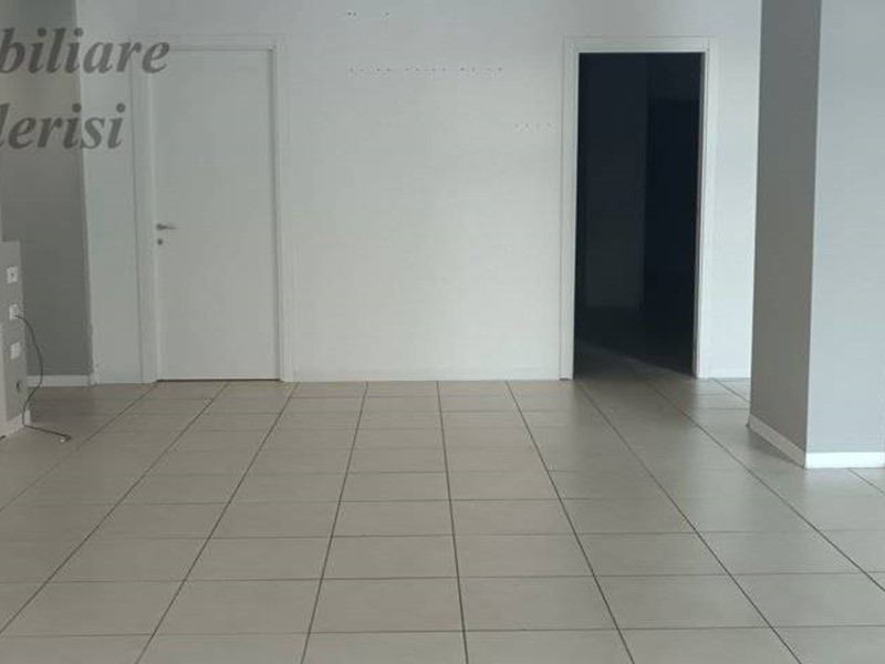 Immobile commerciale in Affitto a San Benedetto del Tronto, 1'900€, 200 m²