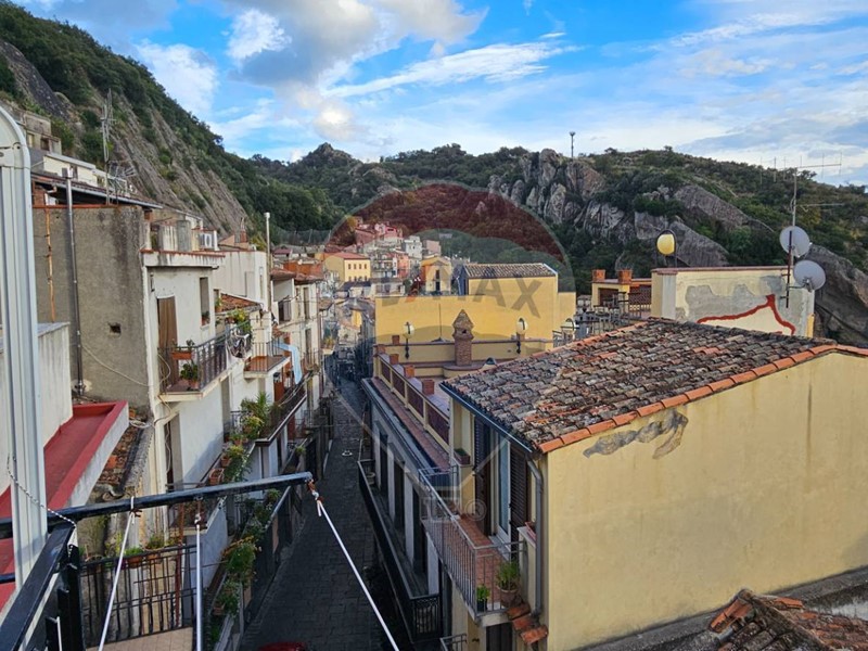 Casa Semi Indipendente in Vendita a Motta Camastra, 45'000&euro;, 70 m²