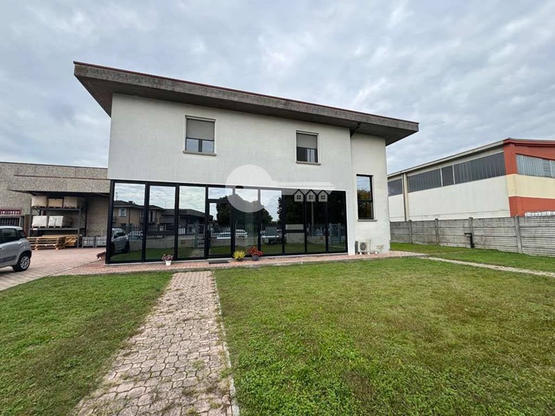 Capannone in Affitto a Leno, 2'900€, 900 m²