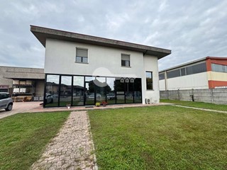 Capannone in Affitto a Leno, 2'900€, 900 m²