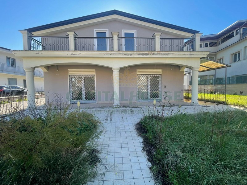 Immobile commerciale in Affitto a Sperone, 1'200€, 211 m²