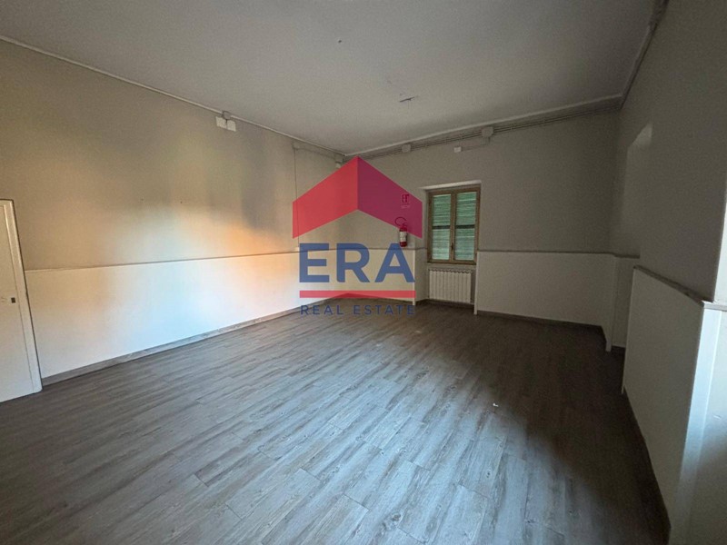 Ufficio in Affitto a Ciampino, 1'600€, 180 m²