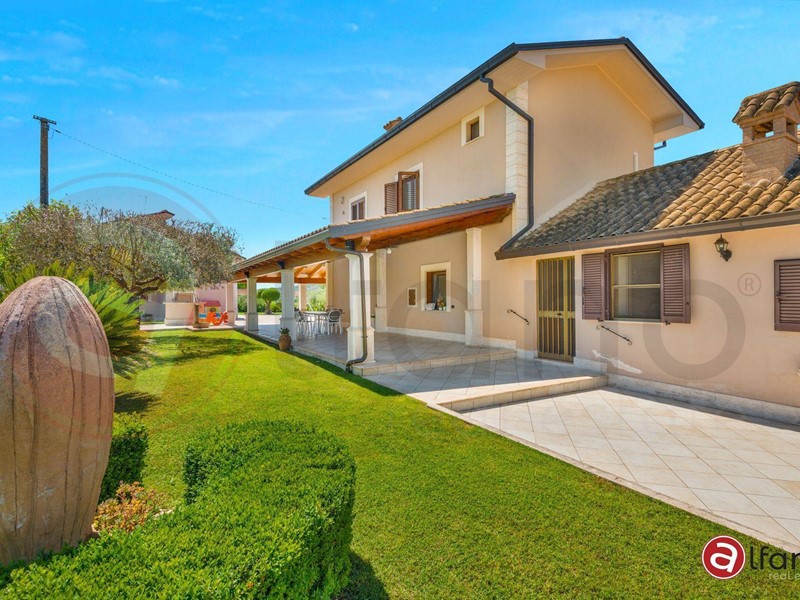 Villa in Vendita a Pontecorvo, 560'000&euro;, 500 m²