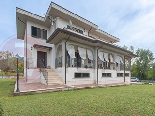 Casa Indipendente in Vendita a Cassino, 350'000&euro;, 338 m²