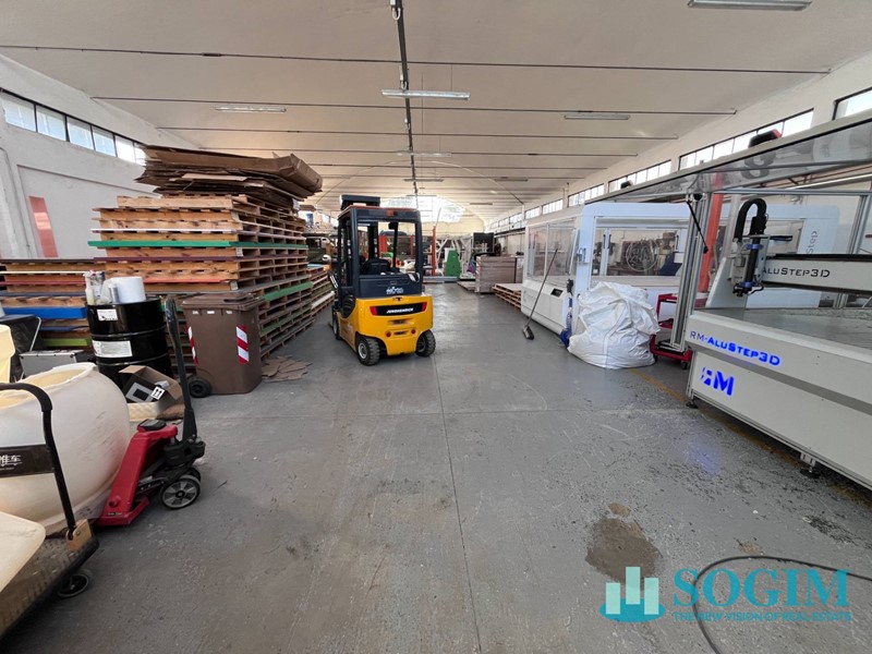 Capannone in Affitto a Abbiategrasso, 3'000€, 700 m²