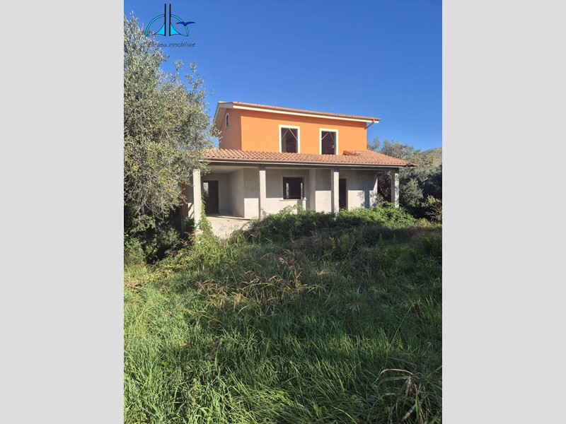 Villa in Vendita a Fara in Sabina, 160'000&euro;, 250 m²