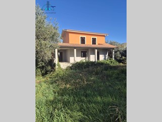 Villa in Vendita a Fara in Sabina, 160'000&euro;, 250 m²