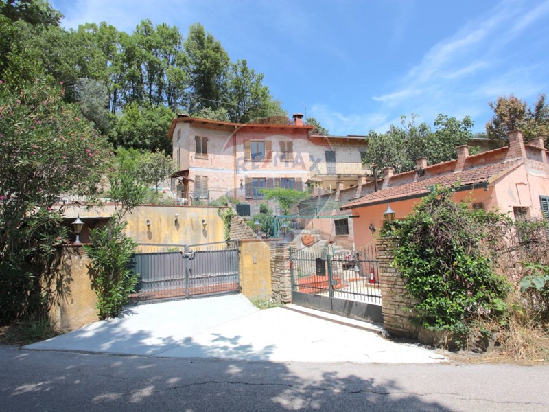 Casa Semi Indipendente in Vendita a Assisi, 199'000&euro;, 414 m²