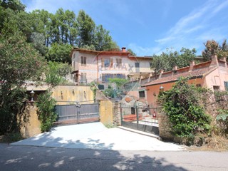 Casa Semi Indipendente in Vendita a Assisi, 199'000&euro;, 414 m²