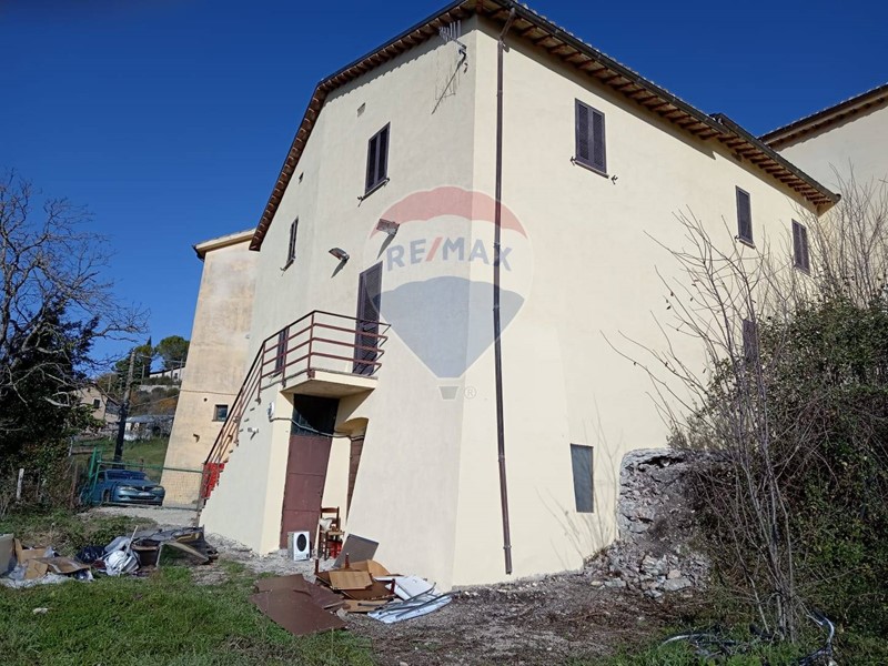 Rustico in Vendita a Sellano, 128'000&euro;, 220 m²