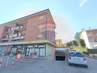 Immobile commerciale in Vendita a Perugia, 90'000€, 115 m²