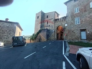 Immobile commerciale in Affitto a Paciano, 2'000€, 200 m²