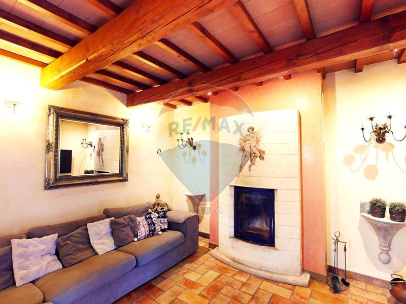 Villa in Vendita a Gubbio, 290'000&euro;, 260 m²